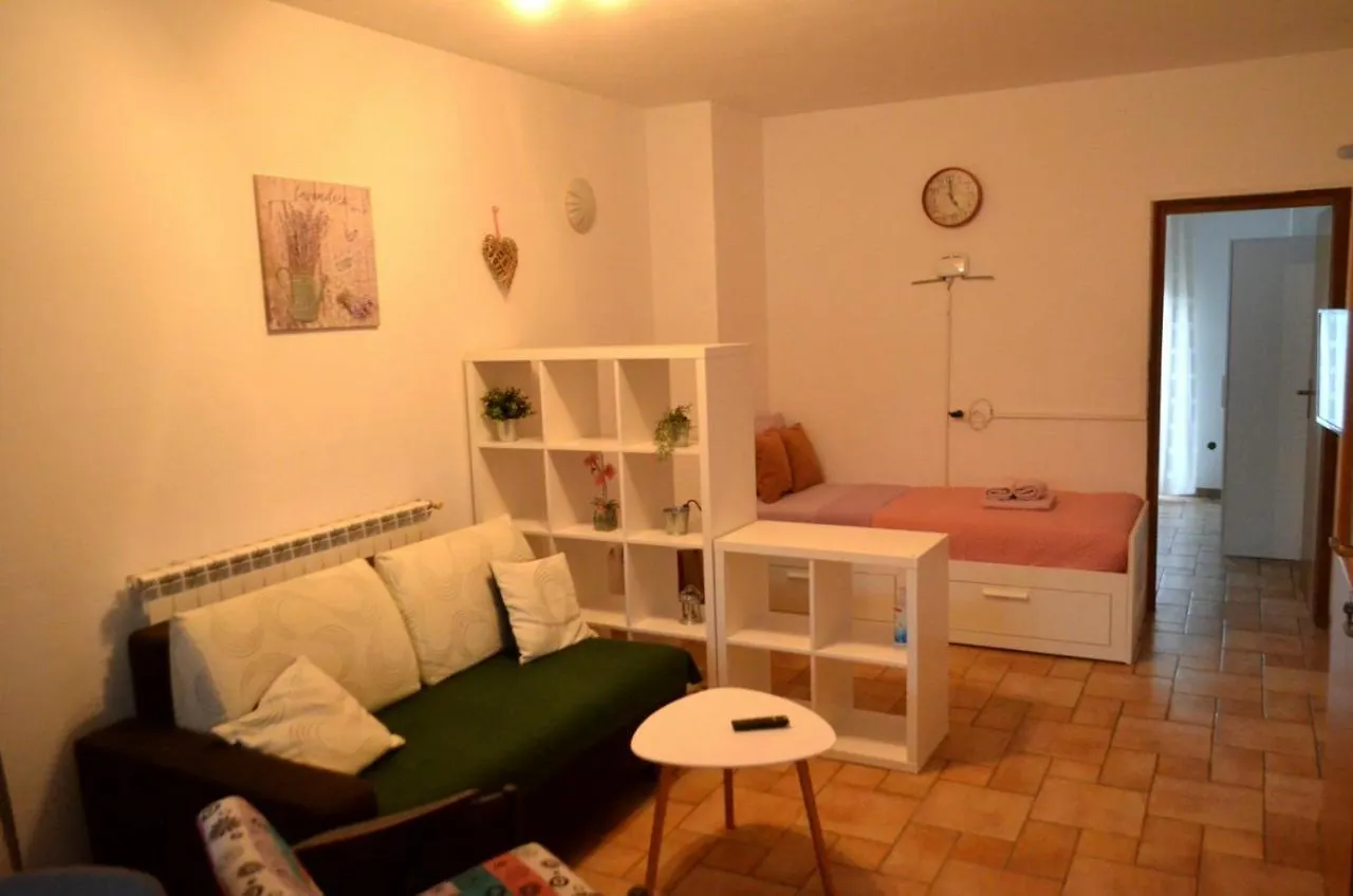 Apartment Luka Pula 0*,
